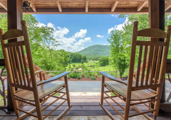 Pet-friendly cabin rental with views of Stonewall Creek Vineyards
