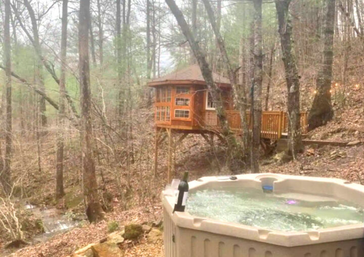 Rustic treehouses for rent in the North mountains