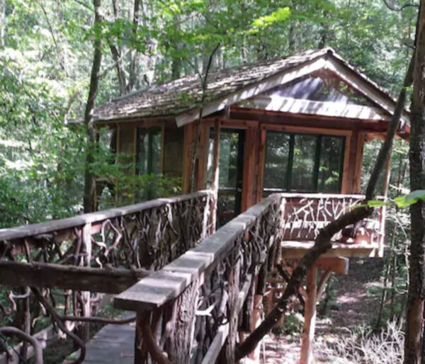 Frog Call Retreat rental cabin with additional treehouse!