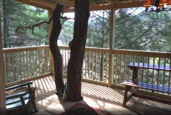 River Pines treehouse rental overlooking Tallulah River
