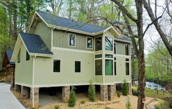 Chattahoochee Lodge riverfront rental house in Helen, GA