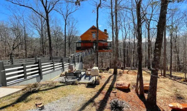 Sky's the Limit treehouse rental